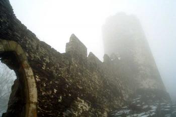 Vstupní cesta - II. brána a věž (© Petr Kocháň 4.12.2005)