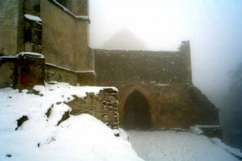 I. brána a část kaple (© Petr Kocháň 4.12.2005)