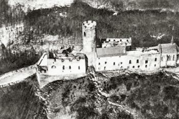 letecký snímek hradu z r. 1930 zachycuje stav před zahájením oprav r. 1932 ( © P. Štoncner: Příspěvek k dějinám památkové péče v Československé republice v letech 1918-1938, Zprávy památkové péče 65/1, Národní památkový ústav, Praha 2006)