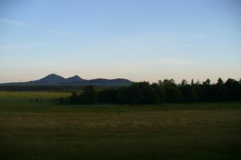 Velký a Malý Bezděz od silnice do Hradčan (© Pavel Jarý, 26.07.2009)