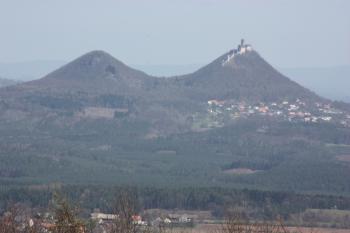 Oba Bezdězy z rozhledny na Vrátenské hoře ( © Ivan Grisa 04/2010)