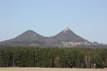 Oba Bezdězy z křižovatky mezi Žďárem a Okny ( © Ivan Grisa 04/2010)