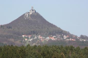 Velký Bezděz z křižovatky mezi Žďárem a Okny ( © Ivan Grisa 04/2010)