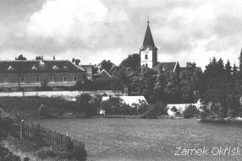 Pohled na zámek v Okříškách kol. r. 1940 (dobová pohlednice)