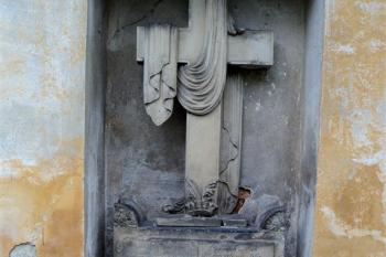 Náhrobek na zdi kostela (© Martin Mecerod, 04/2011)