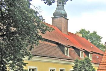 Zámek v Těchobuzi ( © Pavel Vítek 06/2011)