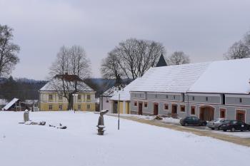 hospodářský dvůr před zámkem (© Václav Kapr, 01/2012)
