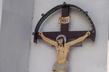 Jeseník – kaple sv. Anny na Křížovém vrchu – kříž vedle vstupu (© Ivo Rozehnal, 07/2011)