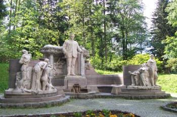 Jeseník – sousoší V. Priessnitze (© Ivo Rozehnal, 07/2011)