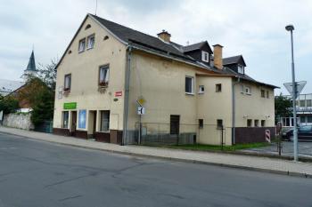 místo kde skonal kat označují desky na domě. (© František Kinař 05/2017)