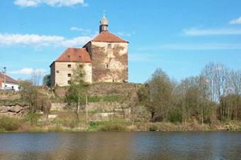 Malešovská tvrz od přehrady (©   Lukáš Moravec 05/2003)
