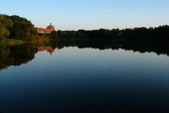 Malešovská tvrz od přehrady (© Jan Prokop 08/2004)