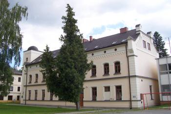pohled ze dvora na budovu s hvězdárnou (© Ivo Rozehnal, 07/2011)