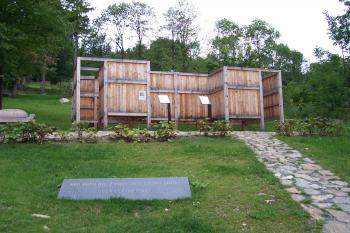 Lázně Jeseník – Balneopark – Pamětní kámen a sprchy (© Ivo Rozehnal, 07/2011)