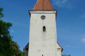 západní průčelí kostela s hranolovou věží (© Jaroslav Valečka, 06/2011)