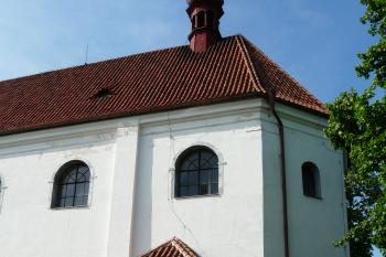 závěr kostela se sakristií (© Jaroslav Valečka, 06/2011)