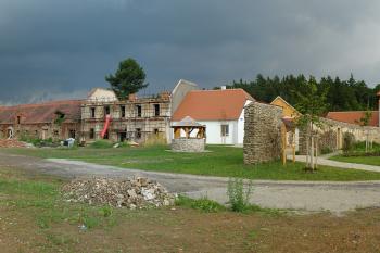 Býšov a dvůr ( © Jiří Čížek 05/2011)