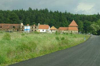 Tvrz Býšv a nová silnice ( © Jiří Čížek 05/2011)