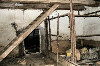 interiér přízemí, jihovýchodní kout ( © Pavel Zany Komárek 15/8/2004)