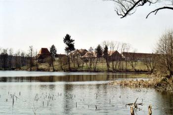 Celkový pohled na dvůr s tvrzí (vlevo) od severovýchodu (© Jiří Cukr, 04/2003)