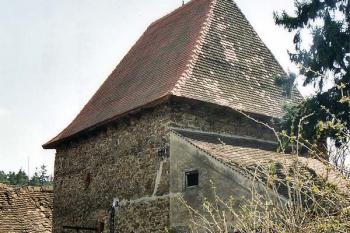 Tvrz od severozápadu (© Jiří Cukr, 04/2003)