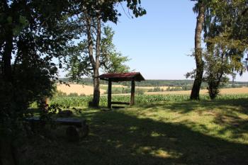 Posezení pod věží (© Jaroslav Šefčík, 07/2011)