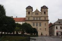 jezuitská kolej/premonstrátský dům s kostelem Nejsvětější Trojice