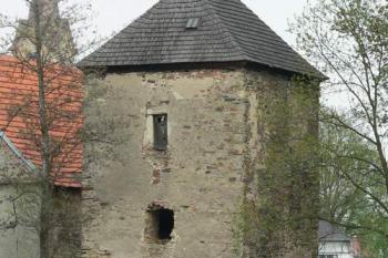 Věž tvrze od západu (© Václav Hájek 05/2006)