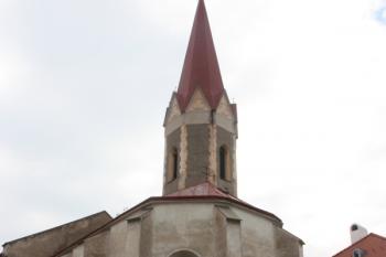 Presbytář a věž kostela od jihovýchodu ( © Ivan Grisa 07/2011)