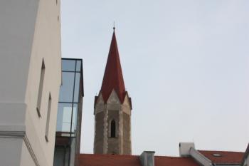 Pohled přes dvůr na věž kostela od severu ( © Ivan Grisa 10/2011)