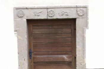 šestilisté rozety s letopočtem 1692 (© rodo chrozit, 07/2011)