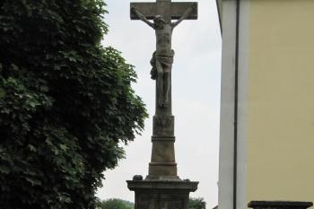 kříž z r. 1857 s reliéfy sv. Maří Magdaleny, Zmrtvýchvstání a sv. Petra. (© rodo chrozit, 07/2011)