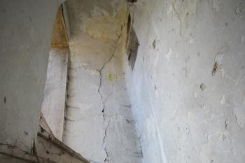 schody do patra které se již propadlo (© Luděk Vláčil, 04/2015)