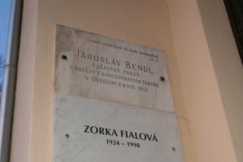 Pamětní deska faráře Jaroslava Bendla, umučeného nacisty (© Johannes Cladis, 04/2015)