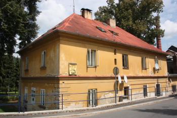 Ředitelský dům Staré hutě: pohled od jihu ( © Ivan Grisa 08/2011)