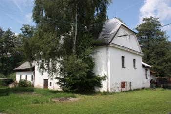 Mlýn na Kácku od jihovýchodu ( © Ivan Grisa 08/2011)