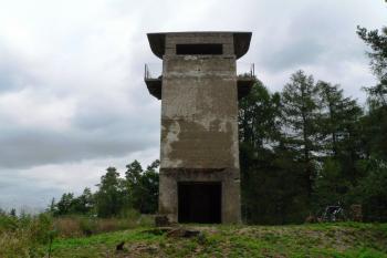 Pohled na rozhlednu ze strany vstupu (© Jan Bobek, 07/2010)