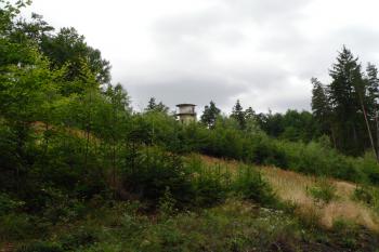 Rozhledna ze spodní cesty (© Jan Bobek, 07/2010)