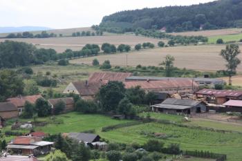 Hospodářský dvůr od východu (z věže hradu Žebrák) ( © Ivan Grisa 08/2011)