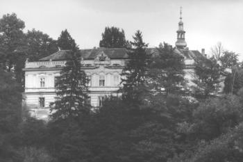 Zámek těsně před napouštěním jezera a následnou demolicí. (neznámý)