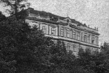 zámek před r. 1912 (© Jan Valchář: Ledečsko a Dolnokralovicko: výňatek z vlastivědného díla Království české, Pavel Körbr, Praha 1912)