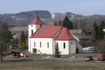 Pohled přes náves (© Miloš Holubec, 03/2011)