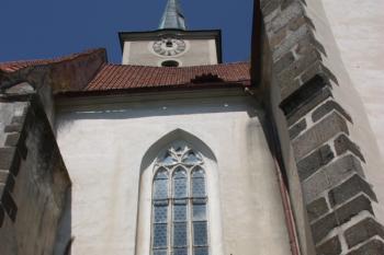 Okno lodi mezi jižní předsíní (vlevo) a transeptem ( © Ivan Grisa 08/2011)