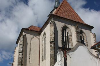 Brána na hřbitov a kostel od východu ( © Ivan Grisa 08/2011)