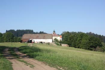 Bývalá fara a kostel od sýpky na východním okraji vsi ( © Ivan Grisa 08/2011)