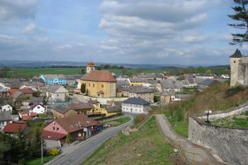 Pohled od zámku na město (© Pavel Lasztovicza, 04/2017)