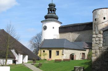Někdejší věže a palác starého hradu na nádvoří (© Pavel Lasztovicza, 04/2017)