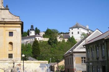 pohled na hrad z vesnice (© de ardoise 05/2005)