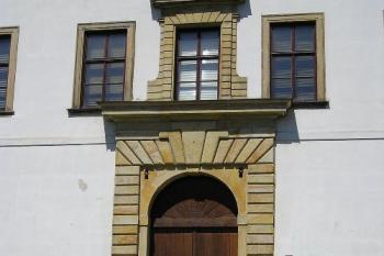 vstupní portál hradu (© de ardoise 05/2005)