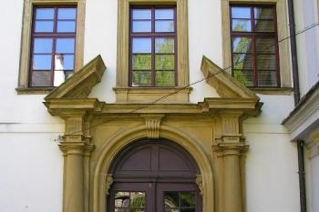 portál nádvoří (© de ardoise 05/2005)